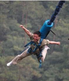 成人室内蹦极运动视频,挑战极限的动感体验