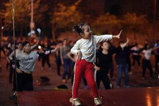 成人爱国广场舞视频,广场舞映照新时代风采